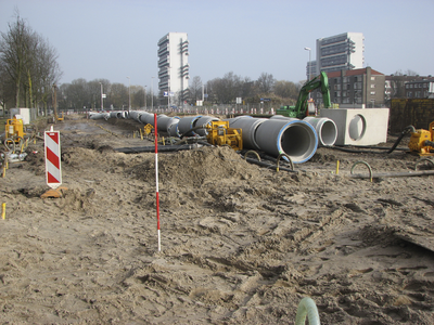 907637 Gezicht op aanleg van riolering in het tracé van de Talmalaan te Utrecht; op de achtergrond de studentenflats op ...